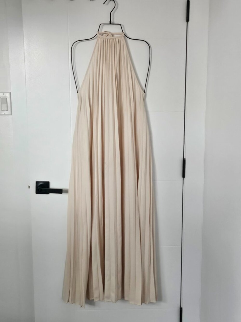 VeronaChic Cream Pleated Halter Maxi Dress – Elegant Backless Vacation & Resort - Picture 3 of 4